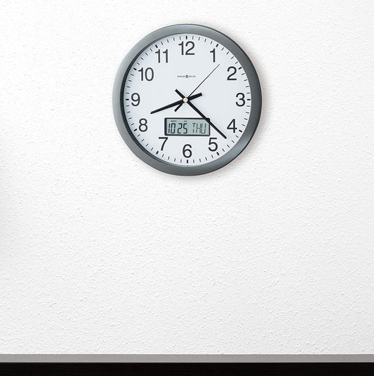Reloj de pared Howard Miller Chronicle, acabado gris, calendario LCD, esfera analógica redonda y números arábigos, movimiento de cuarzo, montaje en pared, reloj perfecto para decoración del hogar, sala de estar y oficina.